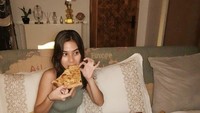 Salah satunya ketika Adinda Thomas terlihat sangat menikmati pizza jumbo dari kedai bernama Pizza Lab. Foto: Instagram @adindathomas