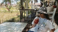 Adinda Thomas juga sempat mencoba segelas minuman jus sehat dan menyegarkan di sebuah restoran. Kira-kira itu jus apa ya? Foto: Instagram @adindathomas
