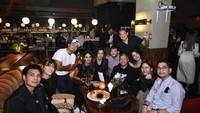Bersama teman-teman artis lain, Adinda Thomas juga pernah kumpul untuk nongkrong dan menikmati beberapa camilan ringan. Foto: Instagram @adindathomas