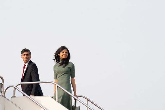 Akshata Murty ikut terbang ke Jepang mendampingi suaminya menghadiri KTT G7 yang digelar pertengahan Mei 2023 ini. KTT G7 ini disebut sebagai debut Akshata ke dunia sebagai istri PM Inggris. Foto: Dok. Getty Images