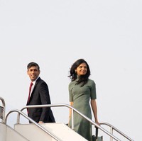 Akshata Murty ikut terbang ke Jepang mendampingi suaminya menghadiri KTT G7 yang digelar pertengahan Mei 2023 ini. KTT G7 ini disebut sebagai debut Akshata ke dunia sebagai istri PM Inggris. Foto: Dok. Getty Images