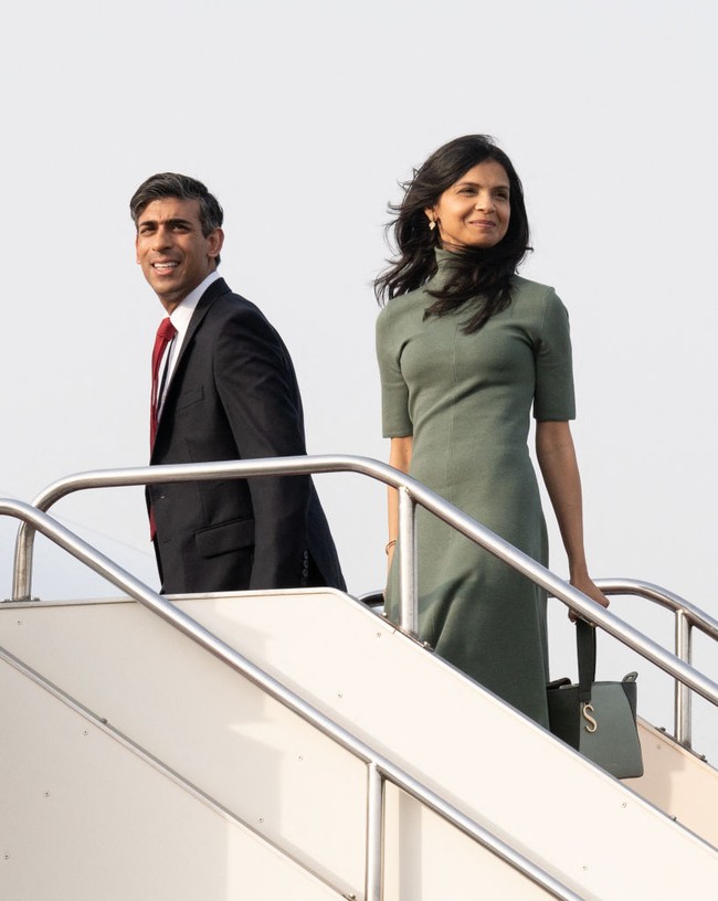 Sebelum menjadi ibu negara, Akshata Murty telah lama terjun di dunia usaha. Istri PM Inggris itu merupakan seorang desainer fashion. Ia pertama kali meluncurkan labelnya sendiri, Akshata Designs pada 2011. Sayangnya usaha itu tidak berjalan sukses. Tapi Akshata mencoba peruntungan lain di bidang start up. Ia pun merupakan direktur dari New & Lignwood yang menjual busana pria high end. Di perusahaan ayahnya sendiri, Akshata Murty memiliki 0,9% saham yang bernilai Rp 12 miliaran. Foto: Dok. Getty Images