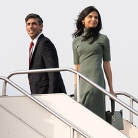 Sebelum menjadi ibu negara, Akshata Murty telah lama terjun di dunia usaha. Istri PM Inggris itu merupakan seorang desainer fashion. Ia pertama kali meluncurkan labelnya sendiri, Akshata Designs pada 2011. Sayangnya usaha itu tidak berjalan sukses. Tapi Akshata mencoba peruntungan lain di bidang start up. Ia pun merupakan direktur dari New & Lignwood yang menjual busana pria high end. Di perusahaan ayahnya sendiri, Akshata Murty memiliki 0,9% saham yang bernilai Rp 12 miliaran. Foto: Dok. Getty Images