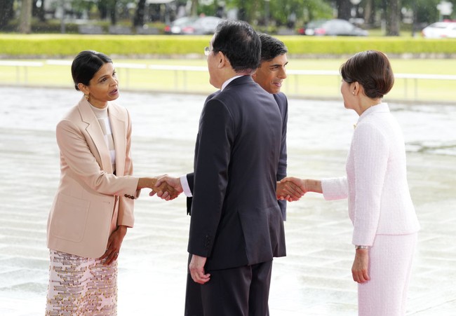 Akshata Murty tampil dengan busana warna earth tone saat mendampingi suaminya bertemu dengan PM Jepang Fumio Kishida dan istrinya Yuko Kishida. Foto: Dok. Getty Images