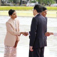 Akshata Murty tampil dengan busana warna earth tone saat mendampingi suaminya bertemu dengan PM Jepang Fumio Kishida dan istrinya Yuko Kishida. Foto: Dok. Getty Images