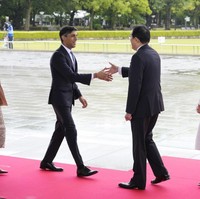 Saat menjalani tugasnya sebagai ibu negara di KTT G7, media Inggris menyebut Akshata Murty bergaya low profile. Dia meninggalkan busana dan aksesori karya desainer yang dipakainya. Akshata memilih tampil dengan busana brand lokal atau keluaran high street.  Foto: Dok. Getty Images