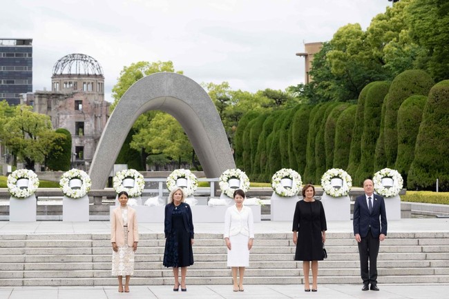 Dress dan blazer serupa dipakainya saat bersama ibu negara lainnya yang datang ke KTT G7 meletakkan karangan bunga di Hiroshima Peace Memorial Park untuk memberikan penghormatan kepada para korban bom atom di Hiroshima. Foto: Dok. Getty Images