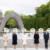 Dress dan blazer serupa dipakainya saat bersama ibu negara lainnya yang datang ke KTT G7 meletakkan karangan bunga di Hiroshima Peace Memorial Park untuk memberikan penghormatan kepada para korban bom atom di Hiroshima. Foto: Dok. Getty Images