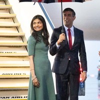 Akshata Murty, istri Perdana Menteri Inggris Rishi Sunak merupakan anak dari salah satu orang terkaya yang dijuluki Bill Gates-nya India, Narayana Murty. Ayahnya menemukan Infosys, perusahaan IT yang membuatnya menjadi salah satu orang terkaya India. Foto: Dok. Getty Images