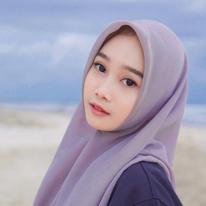 Amel Amelia mencuri perhatian atas aksi panggungnya dalam sebuah pentas seni. Waktu itu ia menyanyikan lagu Welas Hang Ring Kene.