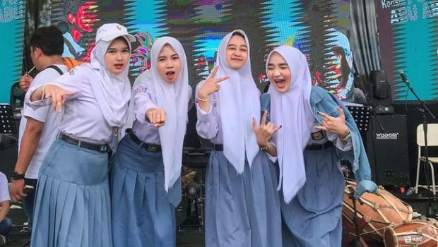 Amel Amelia mencuri perhatian atas aksi panggungnya dalam sebuah pentas seni. Waktu itu ia menyanyikan lagu Welas Hang Ring Kene.