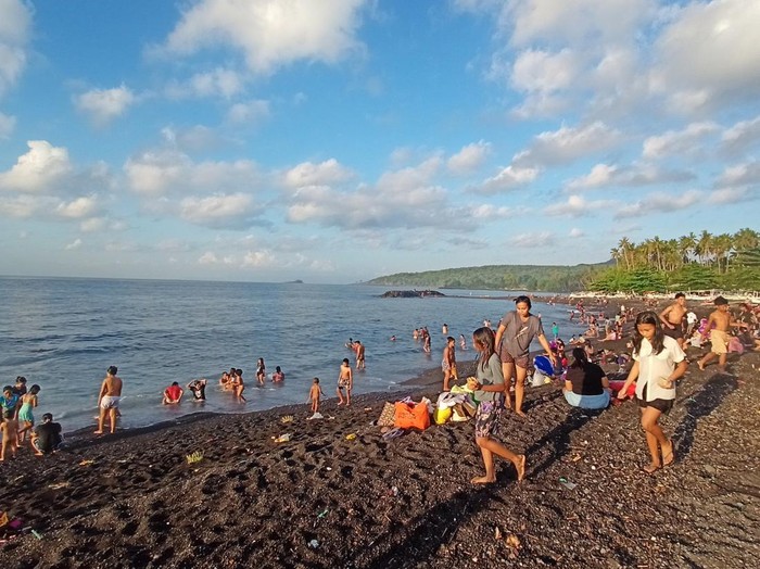 Masyarakat datang ke Pantai Jasri untuk melaksanakan Banyu Pinaruh pada Minggu (21/5/2023) pagi. (I Wayan Selamat Juniasa/detikBali)