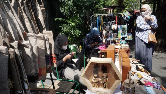 Pengunjung melihat produk kerajinan yang dipamerkan pada Solo Art Market 31 di kawasan Triwindu, Solo, Jawa Tengah, Minggu (21/5/2023). Bazar dan pameran produk ekonomi kreatif tersebut bertujuan untuk mengangkat potensi UMKM sekaligus wadah bagi pelaku komunitas kreatif di Solo dalam memasarkan produknya. ANTARA FOTO/Mohammad Ayudha/nym.