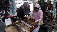 Dalam bazar ini, pengunjung juga dapat mencoba membuat kerajinan tenun.