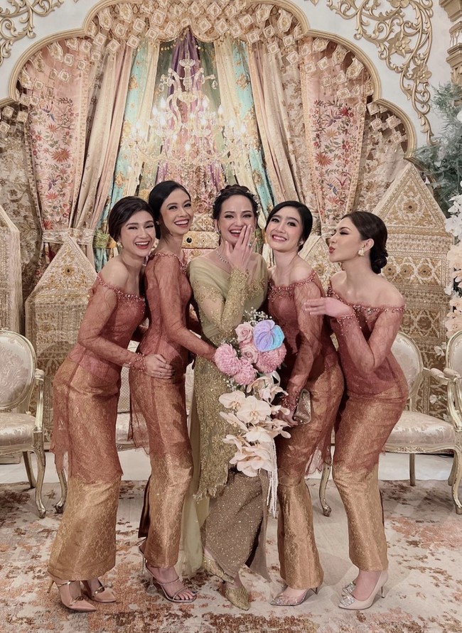 Rambut pun ditata dengan model sanggul yang anggun. Gaya mereka kian sempurna berkat perhiasan Tulola yang menemani. (Foto: Instagram)