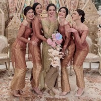 Rambut pun ditata dengan model sanggul yang anggun. Gaya mereka kian sempurna berkat perhiasan Tulola yang menemani. (Foto: Instagram)