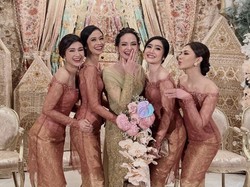 7 Potret Enzy Storia dan Para Bridesmaid, Cantik Berbalut Kebaya-Songket