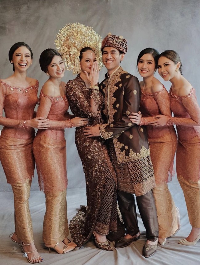 Ada Yuki Kato, Furry Citra, Febby Rastanty, dan Jessica Mila yang juga seorang pengantin baru. Mereka kompak berbalut kebaya modifikasi dengan bahu terbuka atau off-shoulder. (Foto: Instagram)