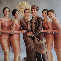Ada Yuki Kato, Furry Citra, Febby Rastanty, dan Jessica Mila yang juga seorang pengantin baru. Mereka kompak berbalut kebaya modifikasi dengan bahu terbuka atau off-shoulder. (Foto: Instagram)