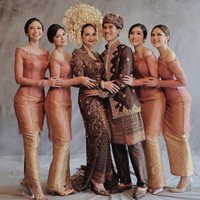 Senada dengan pernikahan Enzy yang mengusung adat Minang, kebaya bernuansa merah salmon itu dikombinasikan dengan songket emas yang menciptakan kesan mewah. (Foto: Instagram)