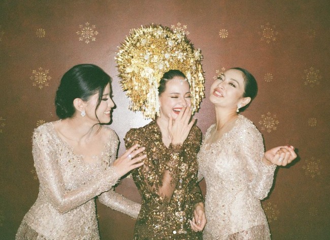 Keceriaan Enzy Storia bersama kedua bridesmaid, Medina dan Hesti. Penampilan Enzy tampak dilengkapi suntiang khas Minang. (Foto: Instagram)