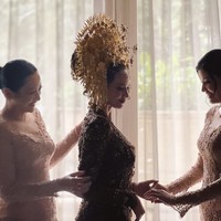 Kebahagian tentu juga dirasakan para bridesmaid. “My bontot terluv udah jadi wife,” tulis Hesti Purwadinata. (Foto: Instagram)