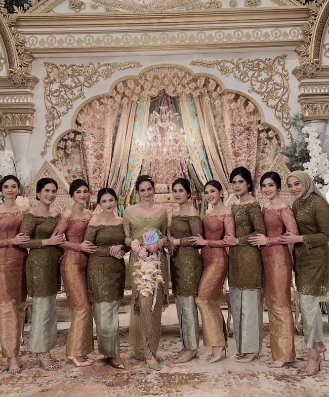 Pernikahan Enzy Storia dan Molen Kasetra belum lama ini hanya dihadiri orang-orang terdekat, tanpa terkecuali para sahabat. Enzy pun memberi mandat kepada beberapa sahabatnya sebagai bridesmaid. (Foto: Instagram)