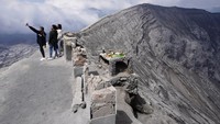 Sebelumnya, patung Ganesha yang berada di bibir kawah Gunung Bromo hilang misterius dan sempat viral. Hilangnya patung yang biasa dibuat sebagai tempat sesaji di Dusun Cemoro Lawang, Desa Ngadisari, Kecamatan Sukapura, Kabupaten Probolinggo.