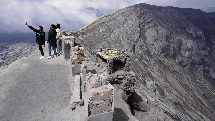 Kondisi tempat arca Ganesha di bibir kawah Gunung Bromo, Probolinggo, Jawa Timur, Minggu (21/5/2023). Hilangnya arca Ganesha yang berada di bibir kawah Gunung Bromo tersebut sempat viral dan diduga dicuri namun pihak kepolisian setempat melakukan olah TKP dan menyimpulkan bahwa arca itu jatuh ke kawah Gunung Bromo. ANTARA FOTO/Irfan Sumanjaya/nym.