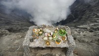 Kondisi tempat arca Ganesha di bibir kawah Gunung Bromo, Probolinggo, Jawa Timur, Minggu (21/5/2023).  Polisi membeberkan hasil olah TKP hilangnya patung Ganesha di tebing kawah Gunung Bromo. Hasilnya, kain tali pengikat patung ditemukan dan penemuan kain pengikat patung ini setelah polisi menerbangkan drone pada Jumat siang (19/5). Drone ini diterbangkan di sekitar kawah di Dusun Cemoro Lawang, Desa Ngadisari, Kecamatan Sukapura, Kabupaten Probolinggo.