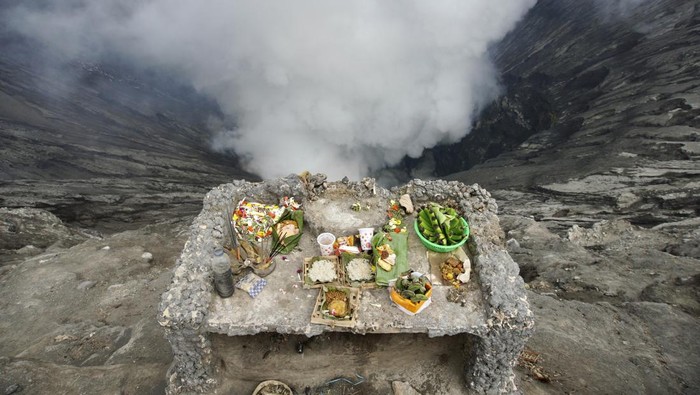 Bukan Dicuri, Patung Ganesha di Gunung Bromo Hilang Terjatuh Kondisi tempat arca Ganesha di bibir kawah Gunung Bromo, Probolinggo, Jawa Timur, Minggu (21/5/2023). Hilangnya arca Ganesha yang berada di bibir kawah Gunung Bromo tersebut sempat viral dan diduga dicuri namun pihak kepolisian setempat melakukan olah TKP dan menyimpulkan bahwa arca itu jatuh ke kawah Gunung Bromo. ANTARA FOTO/Irfan Sumanjaya/nym.