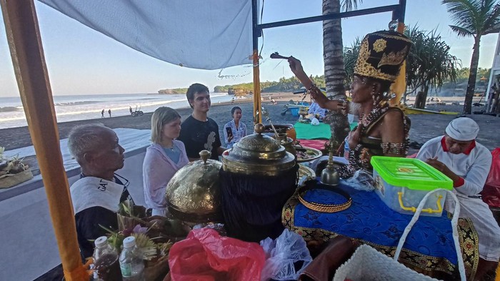 Ribuan warga melakukan ritual Banyu Pinaruh difasilitas Pemdes Tegal Mengkeb, Selemadeg Timur, di Pantai Kelecung, Minggu (21/5/2023).