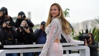 Penampilan mencuri perhatian paparazi dan awak media.  Foto: Corbis via Getty Images/Stephane Cardinale - Corbis