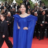 Seperti selebriti Hollywood lainnya, aktris 38 tahun ini mendapat kesempatan untuk berpose di karpet merah. Untuk momen langka itu, gaun biru nan glamor menjadi andalan Raline. (Foto: Pascal Le Segretain/Getty Images)