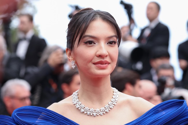 Michael yang pernah merancang gaun untuk Janelle Monae dan Fan Bingbing ini membuat gaun yang dipakai Raline dengan garis leher off-shoulder. Dengan begitu, area leher yang terekspos memungkinkan untuk dihiasi kalung statement. (Foto: Gisela Schober/Getty Images)