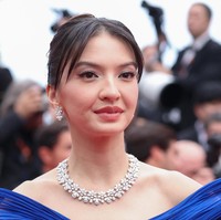 Michael yang pernah merancang gaun untuk Janelle Monae dan Fan Bingbing ini membuat gaun yang dipakai Raline dengan garis leher off-shoulder. Dengan begitu, area leher yang terekspos memungkinkan untuk dihiasi kalung statement. (Foto: Gisela Schober/Getty Images)