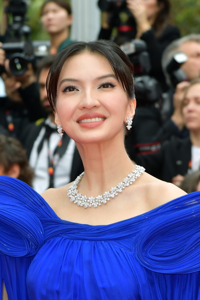 Adapun Ralin memakai kalung mewah keluaran Chopard. Kalung tersebut terdiri dari untaian berlian yang dibentuk menyerupai bunga. Bintang film ‘Suprenova’ itu juga melengkapi gayanya dengan anting senada. (Foto: Dominique Charriau/WireImage)