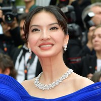 Adapun Ralin memakai kalung mewah keluaran Chopard. Kalung tersebut terdiri dari untaian berlian yang dibentuk menyerupai bunga. Bintang film ‘Suprenova’ itu juga melengkapi gayanya dengan anting senada. (Foto: Dominique Charriau/WireImage)