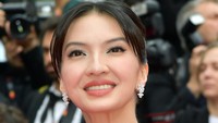 Keindahan gaun model off-shoulder itu semakin bertambah tatkala pemeran Riani dalam film “5 cm” ini memakai kalung berbentuk bunga dan anting berwarna senada. (Foto: Dominique Charriau/WireImage)