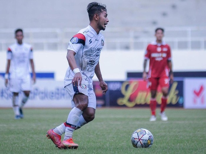 Gian Zola Nasrulloh saat membela Arema FC musim 2022/2023. Gian Zola kini direkrut PSIS Semarang.