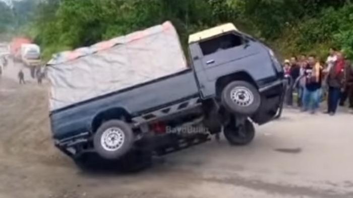 Jalan rusak di Tapsel yang disorot Ahmad Sahroni