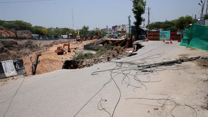 Sebagian jalan di Delhi, India ambruk dan tenggelam sedalam sekitar 50 Kaki. Begini penampakannya.