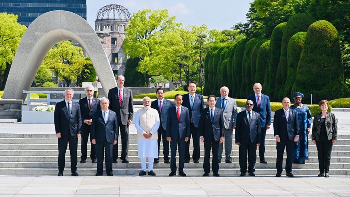 Jokowi Letakkan Bunga Beri Penghormatan ke Korban Bom Atom Hiroshima