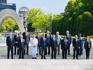 Momen Jokowi Beri Penghormatan untuk Korban Bom Atom Hiroshima