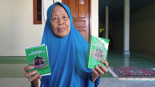 Juhrawiyah, calon jemaah haji asal Bali, berusia 103 tahun. Usianya yang sepuh dipertanyakan, mengingat kondisinya masih bugar.