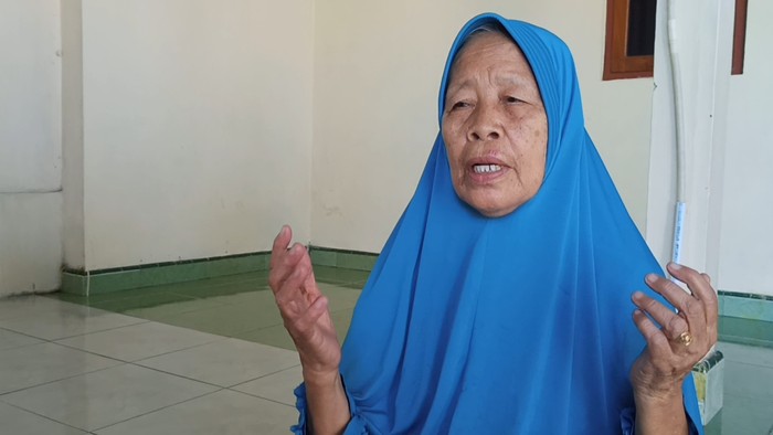 Juhrawiyah saat dijumpai di rumah keponakannya, Jalan Anggrek Gang 1D, Kampung Kodok, Desa Dauh Peken, Kecamatan Tabanan, pada Minggu (21/5/2023). (chairul amri simabur/detikBali)
