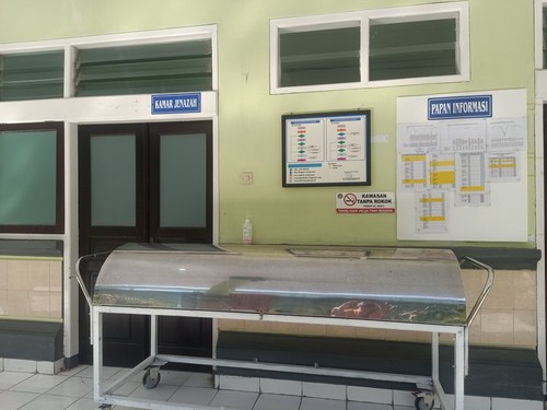 Kamar Jenazah RSU Negara yang digunakan untuk menyimpan jenazah WNA meninggal akibat mengalami laka, Minggu (21/5/2023). (I Putu Adi Budiastrawan/detikBali).