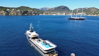 Pendiri Amazon Jeff Bezos tahun lalu bikin heboh setelah membeli kapal pesiar senilai USD 500 juta yang diberi nama Koru. Kapal pesiar ini memiliki panjang 127 meter dan dilengkapi tiang layar raksasa. Kori juga memiliki kapal pendukung bernama Abeona yang dilengkapi helipad. Foto: NY Post