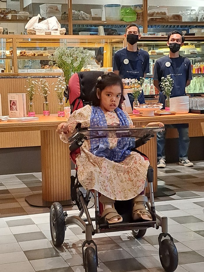Keren Banget! Ini Lukisan Karya Olivia Anak Berkebutuhan Khusus Sebuah Buku berjudul βBeyond The Limit