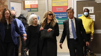 Korban disebut sering menghadiri pesta narkoba dan seks bersama adik tersangka ini, walau belum terbukti kebenarannya. Banyak sahabat mengatakan bahwa Lee dan Khazar Momeni memiliki affair dan telah tidur bersama. Mereka sudah khawatir apabila dia jatuh ke dalam gaya hidup yang berbahaya di dunia bawah tanah San Francisco. Foto: Getty Images/Pool